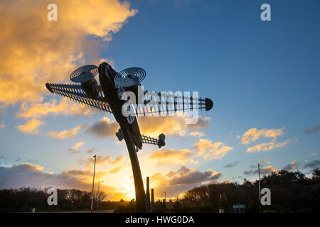Doppio motore Lockheed Electra monoplano, scultura realizzata in metallo di aeroplano ad Ainsdale, Merseyside, Regno Unito. Colorate sagome all'alba degli aerei d'arte pubblica all'alba. Questo aereo Lockheed Electra alto 25 piedi e la scultura dello skyline di New York ad Ainsdale è stata progettata per commemorare il volo transatlantico fatto da Ainsdale nel 1937. Foto Stock