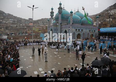 A Kabul, Afghanistan. 21 mar 2017. Le persone si radunano presso il Santuario Sakhi durante una cerimonia annuale di Nowruz Festival a Kabul, capitale dell'Afghanistan, Marzo 21, 2017. Credito: Xinhua/Alamy Live News Foto Stock