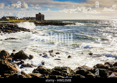 Portencross, Ayrshire, Regno Unito. Xxi Marzo 2017. Forti venti freddi a castello Portencross sul Firth of Clyde e una pesante caduta di neve sulla montagna Goatfell sull'isola di Arran, non sono sufficienti a scoraggiare il hardiest dei fotografi. Credito: Findlay/Alamy Live News Foto Stock