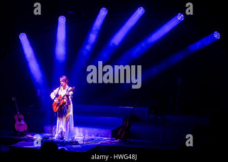 Milano Italia. Xx Marzo 2017. Il cantante italiano-cantautore CARMEN CONSOLI esibirsi dal vivo in scena al Teatro Dal Verme durante la 'Eco di Sirene Tour 2017' Credit: Rodolfo Sassano/Alamy Live News Foto Stock