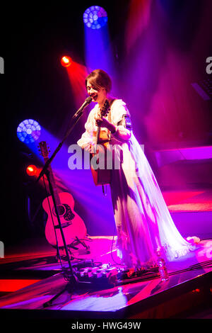 Milano Italia. Xx Marzo 2017. Il cantante italiano-cantautore CARMEN CONSOLI esibirsi dal vivo in scena al Teatro Dal Verme durante la 'Eco di Sirene Tour 2017' Credit: Rodolfo Sassano/Alamy Live News Foto Stock