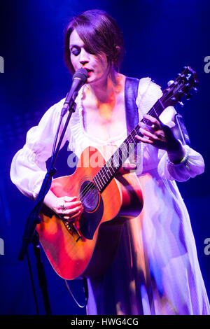 Milano Italia. Xx Marzo 2017. Il cantante italiano-cantautore CARMEN CONSOLI esibirsi dal vivo in scena al Teatro Dal Verme durante la 'Eco di Sirene Tour 2017' Credit: Rodolfo Sassano/Alamy Live News Foto Stock