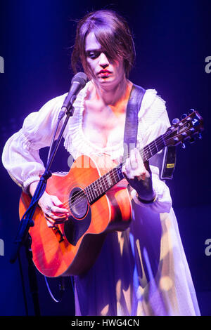 Milano Italia. Xx Marzo 2017. Il cantante italiano-cantautore CARMEN CONSOLI esibirsi dal vivo in scena al Teatro Dal Verme durante la 'Eco di Sirene Tour 2017' Credit: Rodolfo Sassano/Alamy Live News Foto Stock