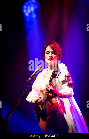 Milano Italia. Xx Marzo 2017. Il cantante italiano-cantautore CARMEN CONSOLI esibirsi dal vivo in scena al Teatro Dal Verme durante la 'Eco di Sirene Tour 2017' Credit: Rodolfo Sassano/Alamy Live News Foto Stock