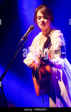 Milano Italia. Xx Marzo 2017. Il cantante italiano-cantautore CARMEN CONSOLI esibirsi dal vivo in scena al Teatro Dal Verme durante la 'Eco di Sirene Tour 2017' Credit: Rodolfo Sassano/Alamy Live News Foto Stock