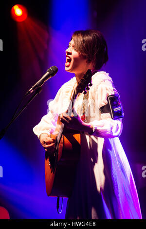 Milano Italia. Xx Marzo 2017. Il cantante italiano-cantautore CARMEN CONSOLI esibirsi dal vivo in scena al Teatro Dal Verme durante la 'Eco di Sirene Tour 2017' Credit: Rodolfo Sassano/Alamy Live News Foto Stock