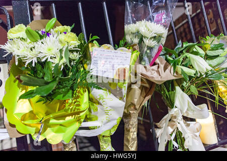 Belfast, Regno Unito. Xxi Mar, 2017. I fiori sono stati lasciati a Sinn Fein Belfast ufficio dopo la morte dell ex vice primo ministro dell'Irlanda del Nord Martin McGuinness Credito: Bonzo Alamy/Live News Foto Stock