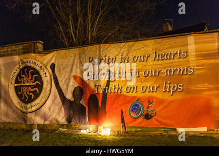 Belfast, Regno Unito. Xxi Mar, 2017. I fiori sono stati lasciati a Sinn Fein Belfast ufficio dopo la morte dell ex vice primo ministro dell'Irlanda del Nord Martin McGuinness Credito: Bonzo Alamy/Live News Foto Stock