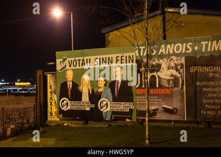 Belfast, Regno Unito. Xxi Mar, 2017. I fiori sono stati lasciati a Sinn Fein Belfast ufficio dopo la morte dell ex vice primo ministro dell'Irlanda del Nord Martin McGuinness Credito: Bonzo Alamy/Live News Foto Stock