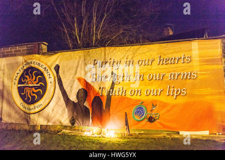 Belfast, Regno Unito. Xxi Mar, 2017. I fiori sono stati lasciati a Sinn Fein Belfast ufficio dopo la morte dell ex vice primo ministro dell'Irlanda del Nord Martin McGuinness Credito: Bonzo Alamy/Live News Foto Stock