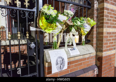 Belfast, Regno Unito. Xxi Mar, 2017. I fiori sono stati lasciati a Sinn Fein Belfast ufficio dopo la morte dell ex vice primo ministro dell'Irlanda del Nord Martin McGuinness Credito: Bonzo Alamy/Live News Foto Stock