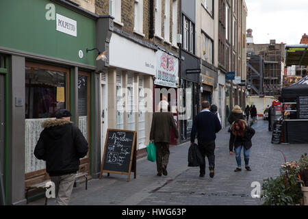 Londra, Regno Unito. Xxi marzo, 2017. Attore Terence Stamp (c) compra frutta in Berwick street market in Soho e uno di Londra più antica strada dei mercati. Oggi, Westminster City Council accantonato i programmi di privatizzare il mercato mediante la nomina di un mercato esterno operatore a seguito di una campagna di profilo alto e la petizione per salvarlo. Credito: Mark Kerrison/Alamy Live News Foto Stock