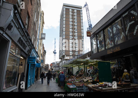 Londra, Regno Unito. Xxi marzo, 2017. Attore Terence Stamp acquista frutto in Berwick street market in Soho e uno di Londra più antica strada dei mercati. Oggi, Westminster City Council accantonato i programmi di privatizzare il mercato mediante la nomina di un mercato esterno operatore a seguito di una campagna di profilo alto e la petizione per salvarlo. Credito: Mark Kerrison/Alamy Live News Foto Stock