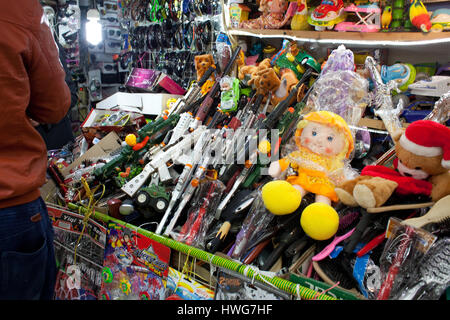 Pistole giocattolo in vendita nel mercato di Gerusalemme in Israele Medio Oriente Foto Stock