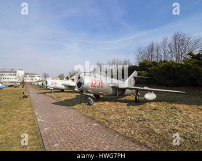 Il polacco PZL Mielec Lim-2 versione di Mikoyan-Gurevich MiG-15UTI 'Midget 'jet trainer a Cracovia Aviation Museum in Polonia Foto Stock