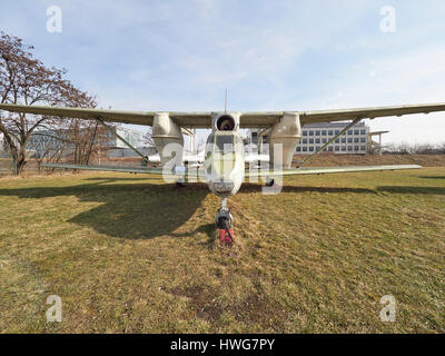 Il polacco PZL M-15 Belfegor o Mielec M-15 jet biplano agricoli a Cracovia Aviation Museum in Polonia Foto Stock