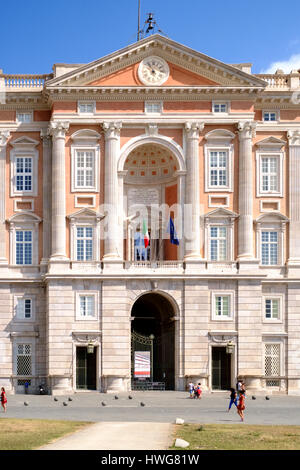 Caserta, Italia - 24 agosto 2016 - entrata principale sulla facciata del Palazzo Reale di Caserta (italiano: Reggia di Caserta). Foto Stock
