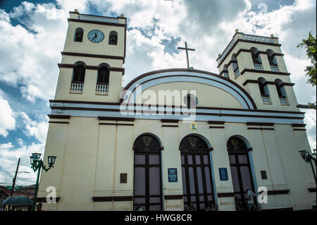 Catedral de Nuestra Senora de la Asuncion nel Parque Independencia, nel centro di Baracoa, Cuba Foto Stock