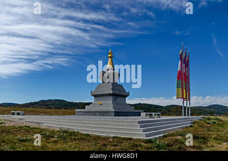 Vista della stupa buddisti Sofia nel centro di ritiri Plana - Diamondway Buddismo Bulgaria Foto Stock