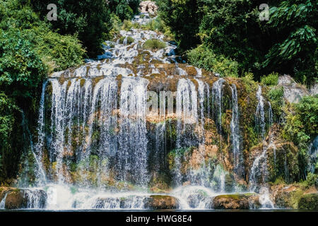 Cascata artificiale presso il Palazzo Reale di Caserta giardino Foto Stock