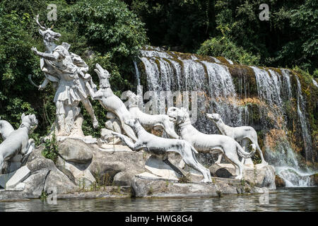 Testa di cervo Atteone saranno trattati da essi propri cani: gruppo di sculture presso il Palazzo Reale di Caserta giardino. Foto Stock