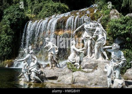 Il bagno di Diana: gruppo di sculture a Palazzo Reale di Caserta giardino Foto Stock