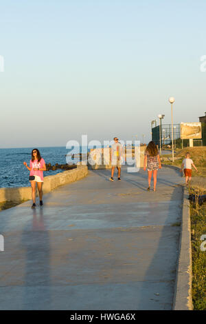 Nessebar, Bulgaria - 20 giugno 2016: le strade della città vecchia di Nessebar è un luogo di pellegrinaggio per centinaia di turisti per visite turistiche. Foto Stock