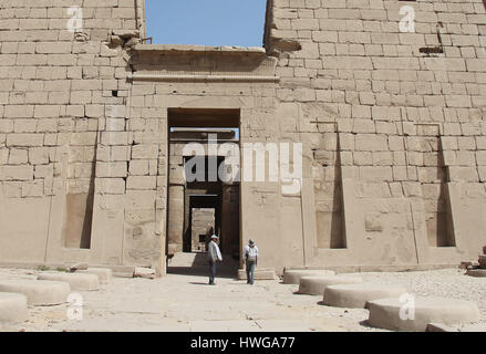 Viaggiatore e la guida al di fuori del tempio di Khonsu a Karnak complesso tempio di Luxor Foto Stock