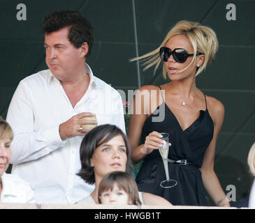 Victoria Beckham colloqui con Simon Fuller, sinistra, come Katie Holmes e sua figlia Suri Cruise guardare in una suite di lusso durante una galassia di Los Angeles partita di calcio contro Chelsea al Home Depot Center di Carson, CA su Sabato, 21 luglio 2007. Photo credit: Francesco Specker Foto Stock