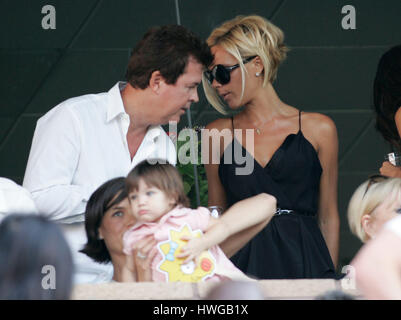 Victoria Beckham colloqui con Simon Fuller in una suite di lusso durante una galassia di Los Angeles partita di calcio contro Chelsea al Home Depot Center di Carson, CA su Sabato, 21 luglio 2007. Photo credit: Francesco Specker Foto Stock