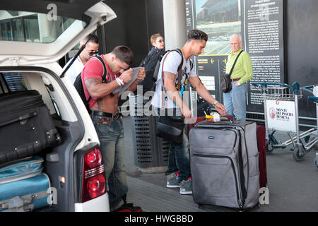 Mike "La situazione' Sorrentino, sinistra, Ronnie Ortiz-Magro e DJ Pauly D arrivare in aeroporto in per la quarta stagione di MTV "Jersey Shore in Firenze, Italia, il 13 maggio 2011. Foto di Francesco Specker Foto Stock