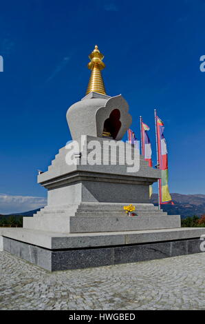 Vista della stupa buddisti Sofia nel centro di ritiri Plana - Diamondway del Buddismo in Bulgaria. Foto Stock