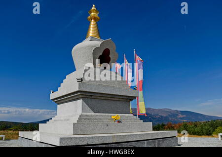 Vista della stupa buddisti Sofia nel centro di ritiri Plana - Diamondway del Buddismo in Bulgaria. Foto Stock
