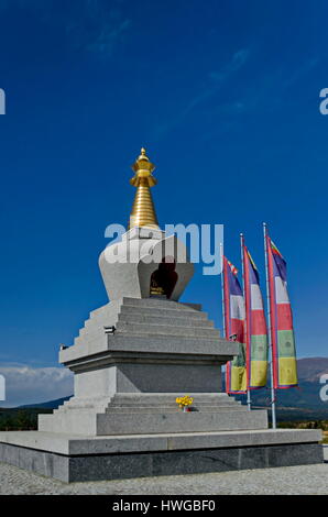 Vista della stupa buddisti Sofia nel centro di ritiri Plana - Diamondway del Buddismo in Bulgaria. Foto Stock