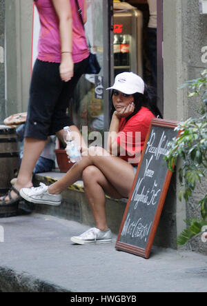 Nicole 'Snooki' Polizzi prende una pausa al di fuori della pizzeria O' Vesuvio durante la stagione 4 di MTV "Jersey Shore in Firenze, Itlay il 23 maggio 2011. Foto di Francesco Specker Foto Stock