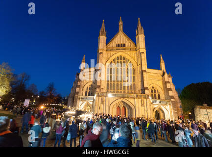 La cattedrale di Winchester al tramonto, a Natale, Winchester Regno Unito, Winchester, Hampshire REGNO UNITO Foto Stock