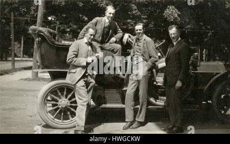 Antique c1905 fotografia, un gruppo di uomini pongono mediante i loro antichi utilitaria auto. Posizione sconosciuta, probabilmente a New York. Vedere immagini di Alamy HWGCMD, HWGCM4 e HWGCKR per visualizzazioni alternative di questa vettura. Fonte: originale stampa fotografica. Foto Stock