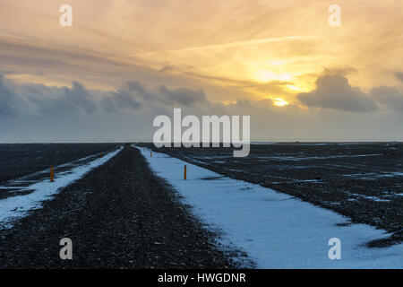 Incantevole paesaggio invernale, ventoso e coperto di neve con bellissimo cielo, freddo gelido meteo, la bellezza della natura Islanda Foto Stock