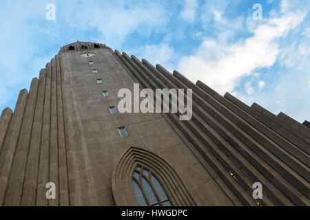 Hallgrimskirkja Cattedrale e Leif Eriksson statua a Reykjavik, Islanda all'alba. I Luterani (Chiesa di Islanda) chiesa parrocchiale a Reykjavik, Islanda Foto Stock