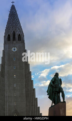 Hallgrimskirkja Cattedrale e Leif Eriksson statua a Reykjavik, Islanda all'alba. I Luterani (Chiesa di Islanda) chiesa parrocchiale a Reykjavik, Islanda Foto Stock