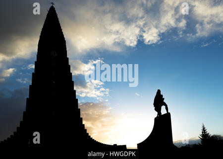 Hallgrimskirkja Cattedrale e Leif Eriksson statua a Reykjavik, Islanda all'alba. I Luterani (Chiesa di Islanda) chiesa parrocchiale a Reykjavik, Islanda Foto Stock