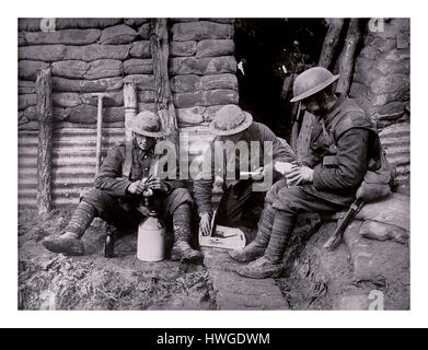 WW1 trincee Nord Francia truppe dell'esercito canadese che preparano un pasto compreso stagno di manzo corned in trincea fortificata di sandbaged la guerra mondiale 1 Foto Stock