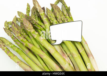 Mazzetto di crudo fresco uncoocked asparagi e divertente comico etichetta di stile per il prezzo di mercato Foto Stock