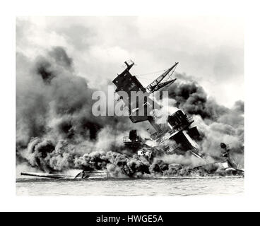 Attacco di PEARL HARBOR attacco giapponese sul porto di pera 7 dicembre 1941 USS Arizona corazzata BB-39 corazzata sul fuoco e affondamento Foto Stock