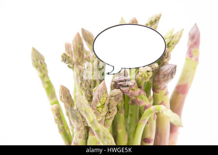 Mazzetto di crudo fresco uncoocked asparagi e divertente comico etichetta di stile per il prezzo di mercato Foto Stock