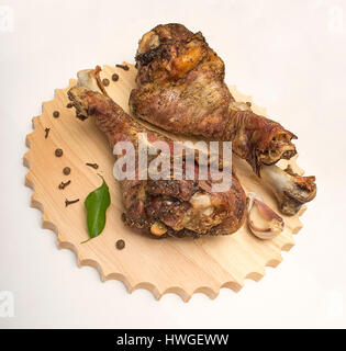 Tacchino alla griglia gambe sul pannello di legno Foto Stock