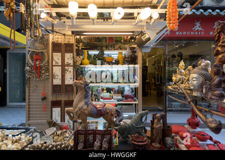 Hong Kong Regione amministrativa speciale di Hong Kong - 26 Gennaio 2017: negozi di antiquariato in Cat Street a Hong Kong. Hollywood Road, Upper Lascar Row aka Cat Street è una grande t Foto Stock