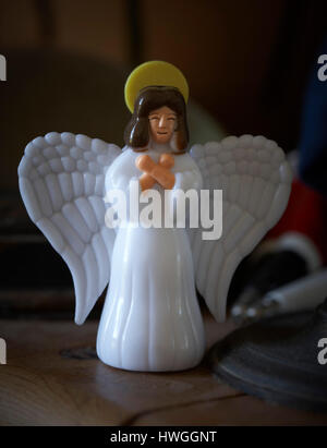Illuminato angelo in plastica Foto Stock