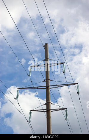 Elettricità Pilone, Sky Background Closeup verticale Foto Stock