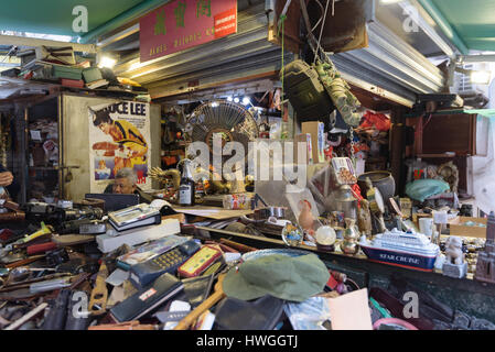 Hong Kong Regione amministrativa speciale di Hong Kong - 26 Gennaio 2017: negozi di antiquariato in Cat Street a Hong Kong. Hollywood Road, Upper Lascar Row aka Cat Street è una grande t Foto Stock